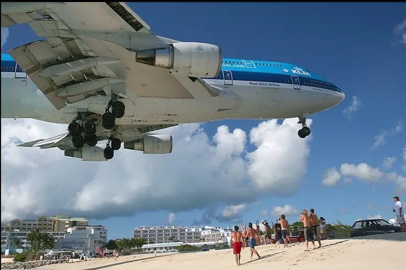 aeroporturi-ciudate-Princess Juliana1