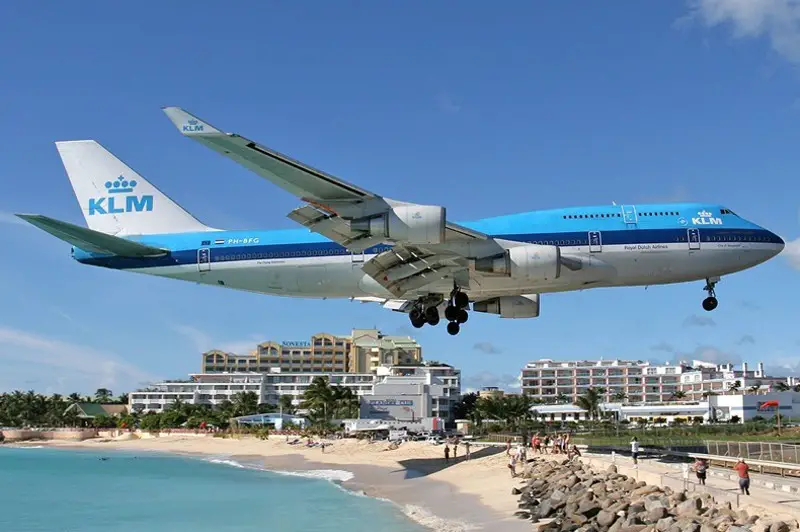 aeroporturi-ciudate-Princess Juliana2