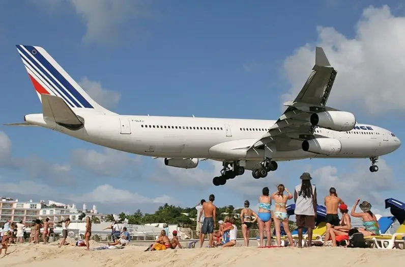 aeroporturi-ciudate-Princess Juliana3