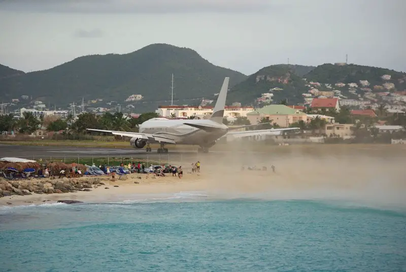 aeroporturi-ciudate-Princess Juliana5